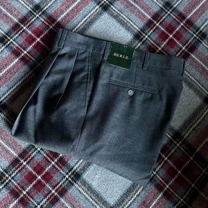 BERLE Men’s NWT Pleated Front Charcoal Gray Wool Blend Dress Pants - Size 33W